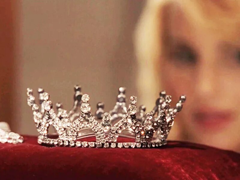 Бал в твери. Король и коррлева бали. Выбираем королеву бала. Королева выпускного бала с короной. Королева выпускного бала америка.