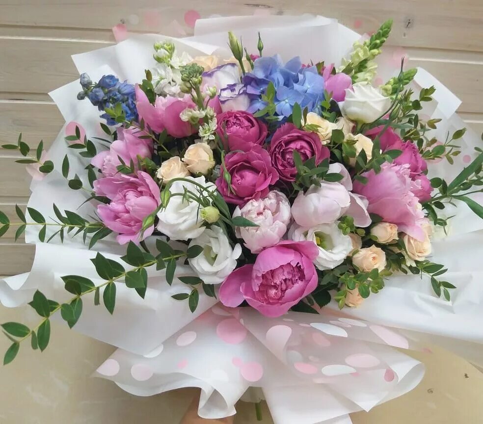 необычные букеты. красивый букет. букет россии. машина цветов тюльпаны. огромный букет.