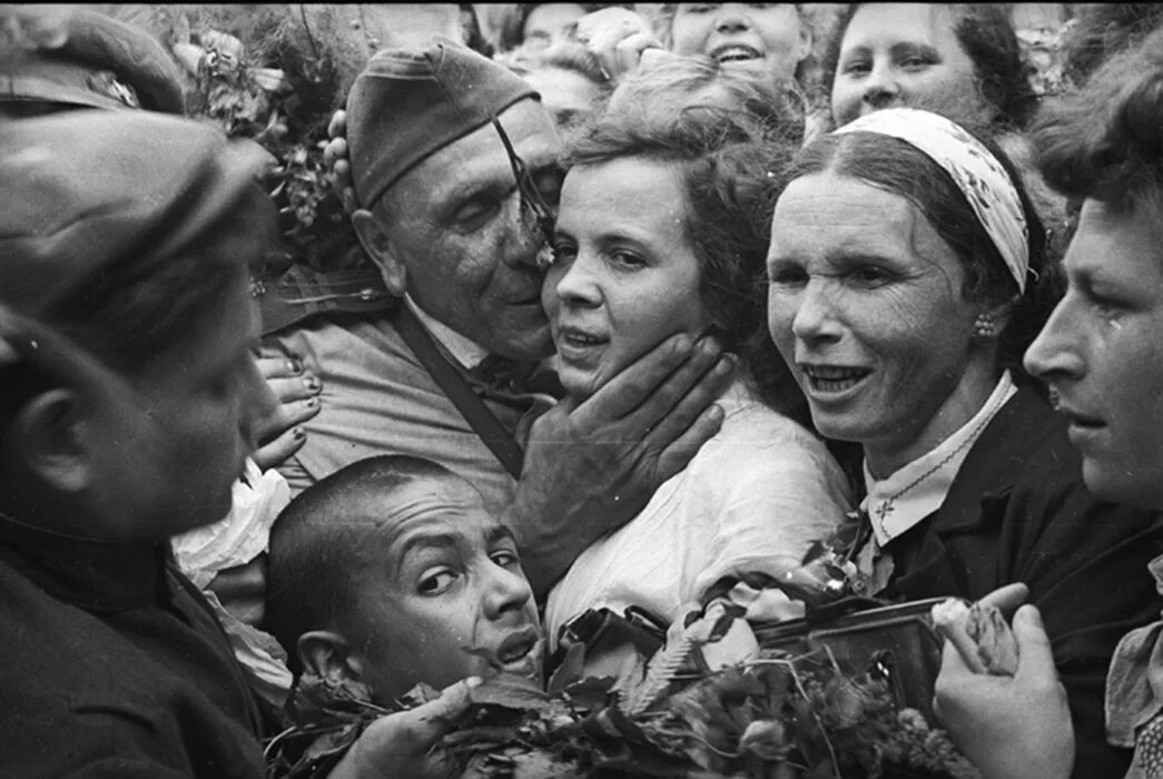 Великая победа 1945 фото. Кадры Победы 1945. Встреча на вокзале победителей белорусском 1945. Победа в Великой Отечественной войне 1941-1945.