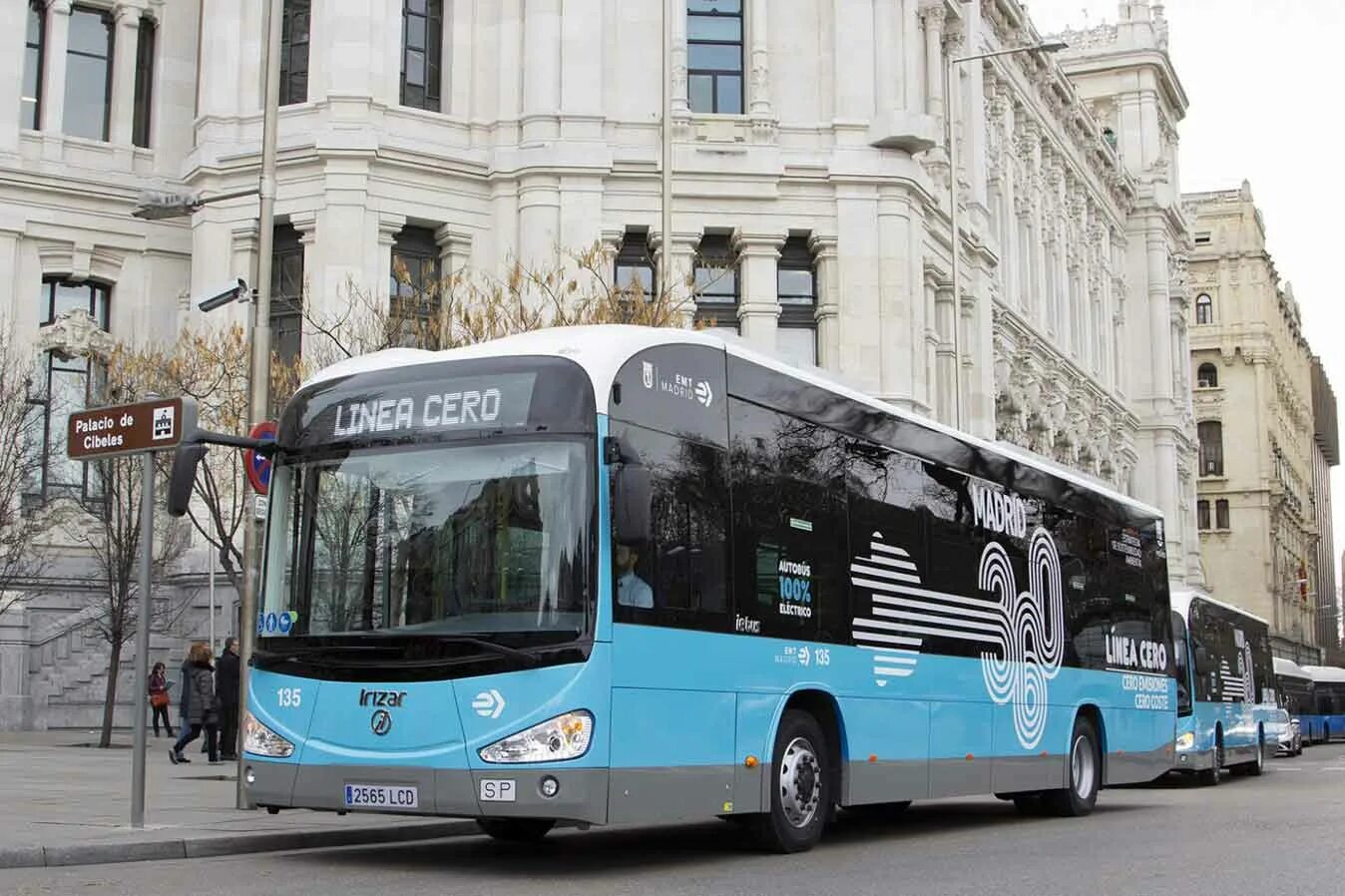 Автобусы в Мадриде. Мадридский автобус Nissa. Электробус Irizar. Общественный транспорт Мадрида. Можно перевести автобус