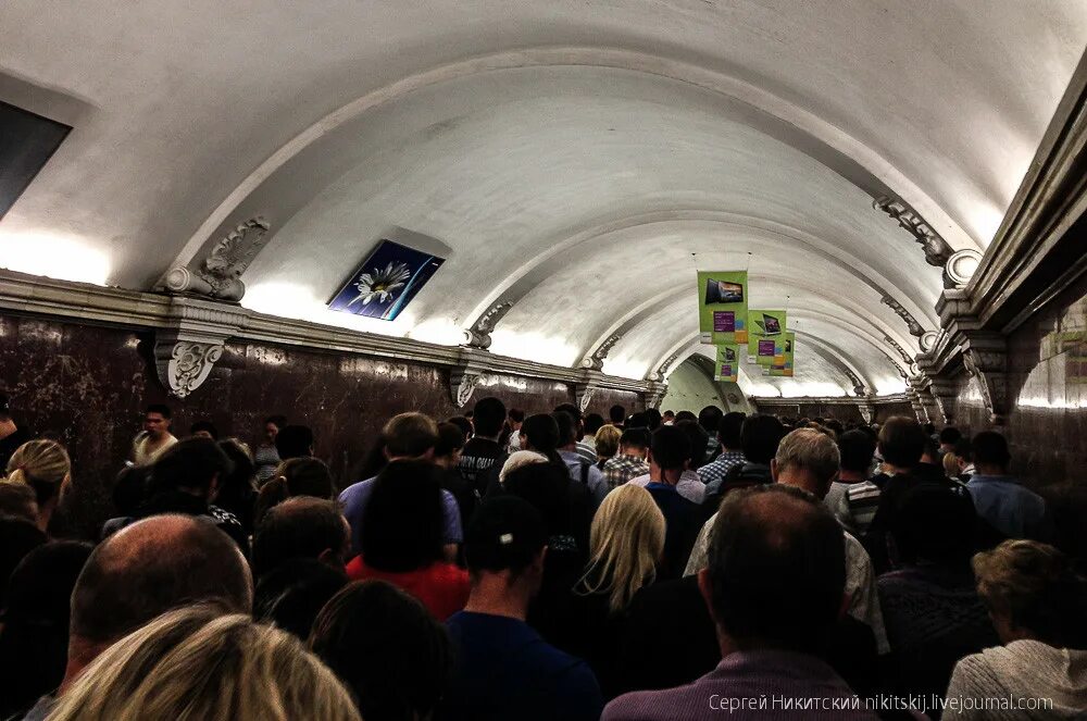 Сколько ездит метро. Пробки в метро. Пробки в метро в Москве. Комсомольская пробка метро. Пробки в метро сегодня.