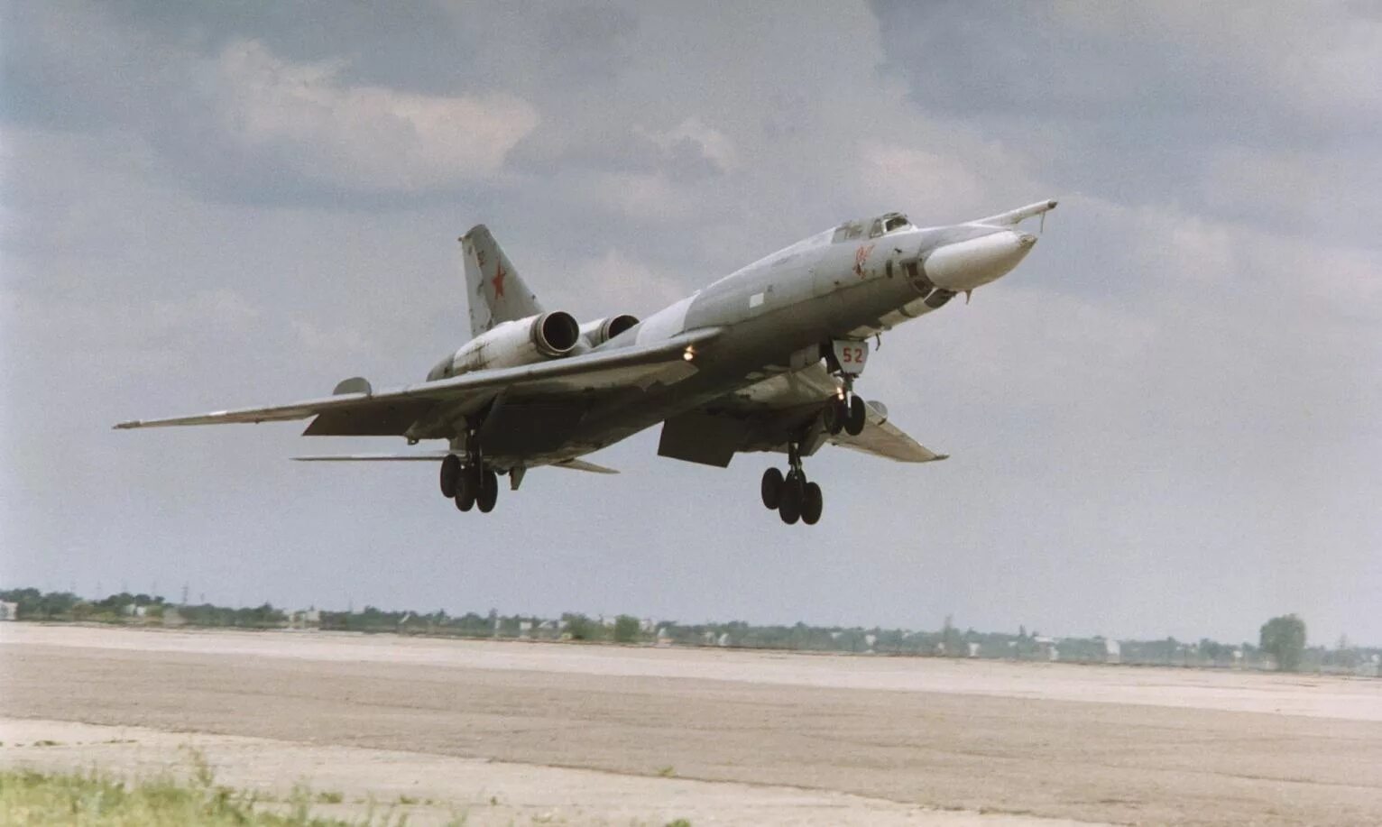 Ту 22 п. Ту-22 бомбардировщик. Ту-22 сверхзвуковой самолёт. Сверхзвуковой бомбардировщик ту 22. Сверхзвуковой Дальний бомбардировщик ту-22а.
