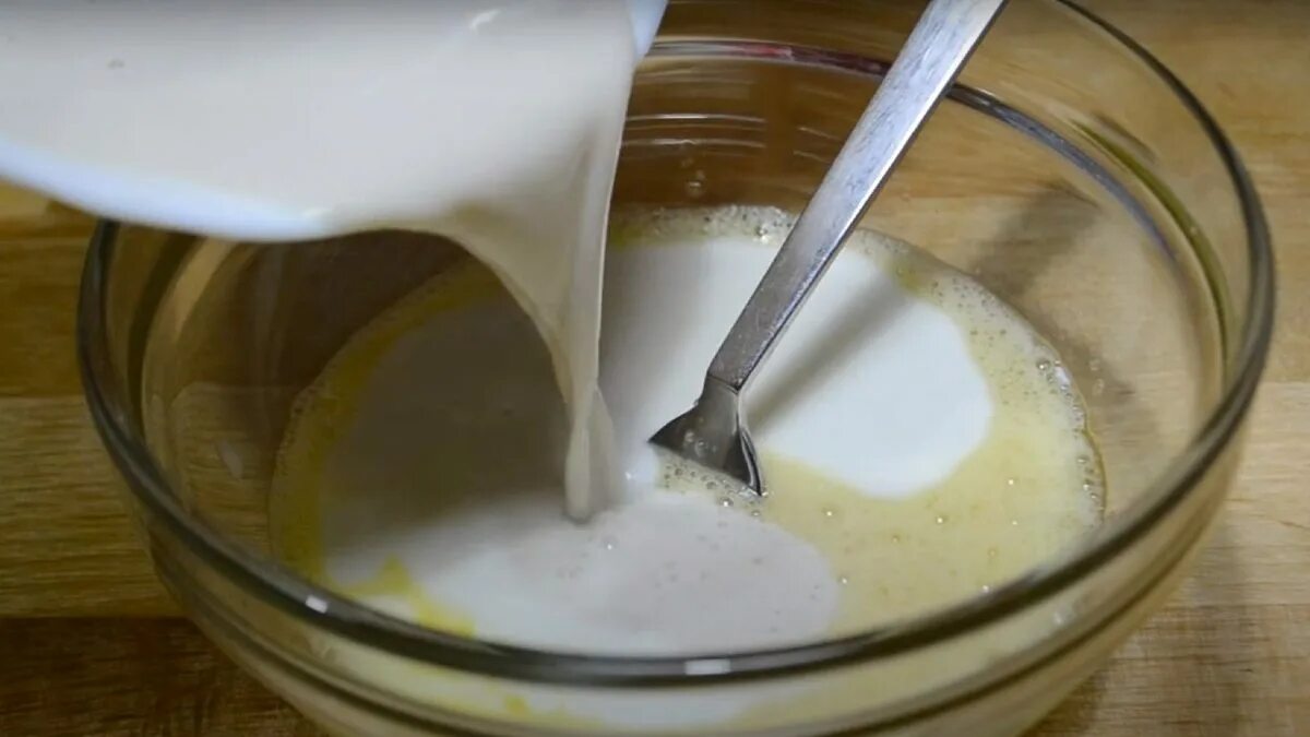 Наливаем молоко в тесто. Молоко, дрожжи, 0,5 стакана сахара и 3 стакана просеянной муки смешать. Сметана яйца и сахар для ватрушек. Ватрушка со сметаной и сахаром. Дрожжи 0.5