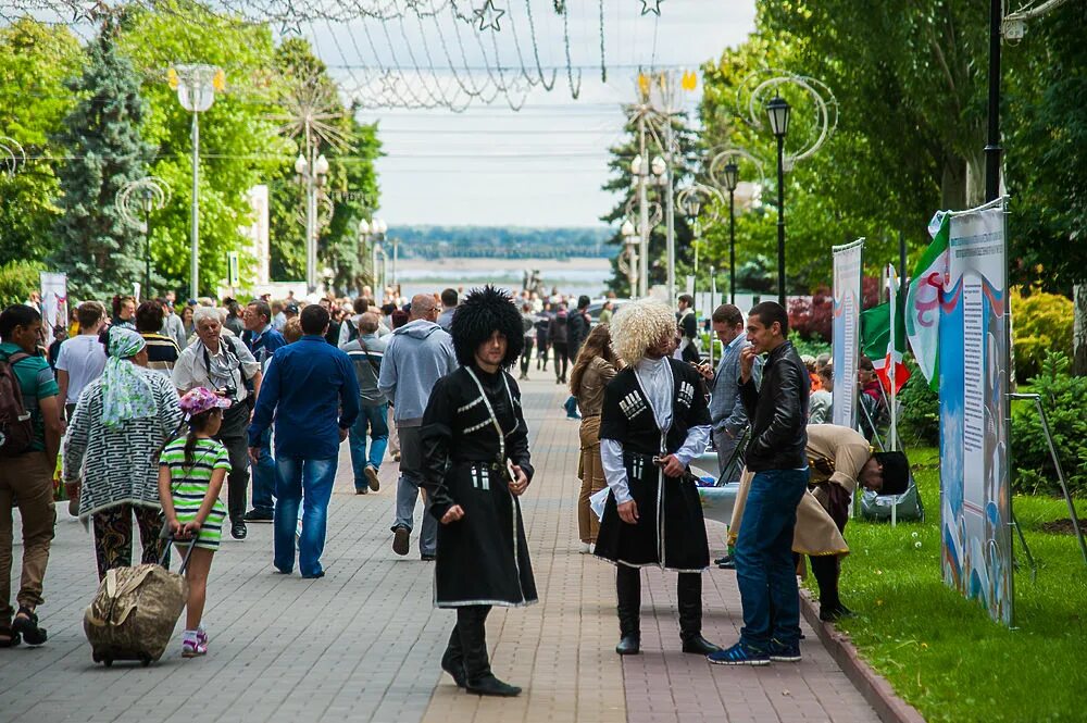 Мероприятия в волгограде. 27 29 июня волгоград. Парк триколор. Немецкие болельщики в волгограде. Волгоград в июне.