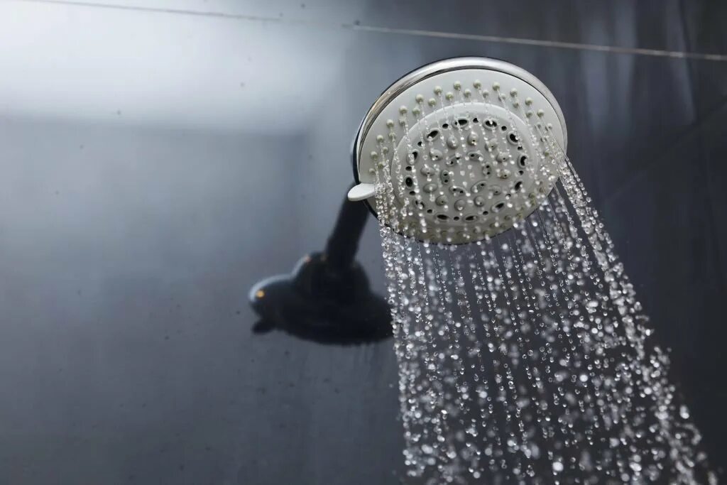Экономичная лейка для душа. Экономичная насадка для душа. Golden shower heads. Increase water pressure shower head. Душевая лейка с газовой колонкой.