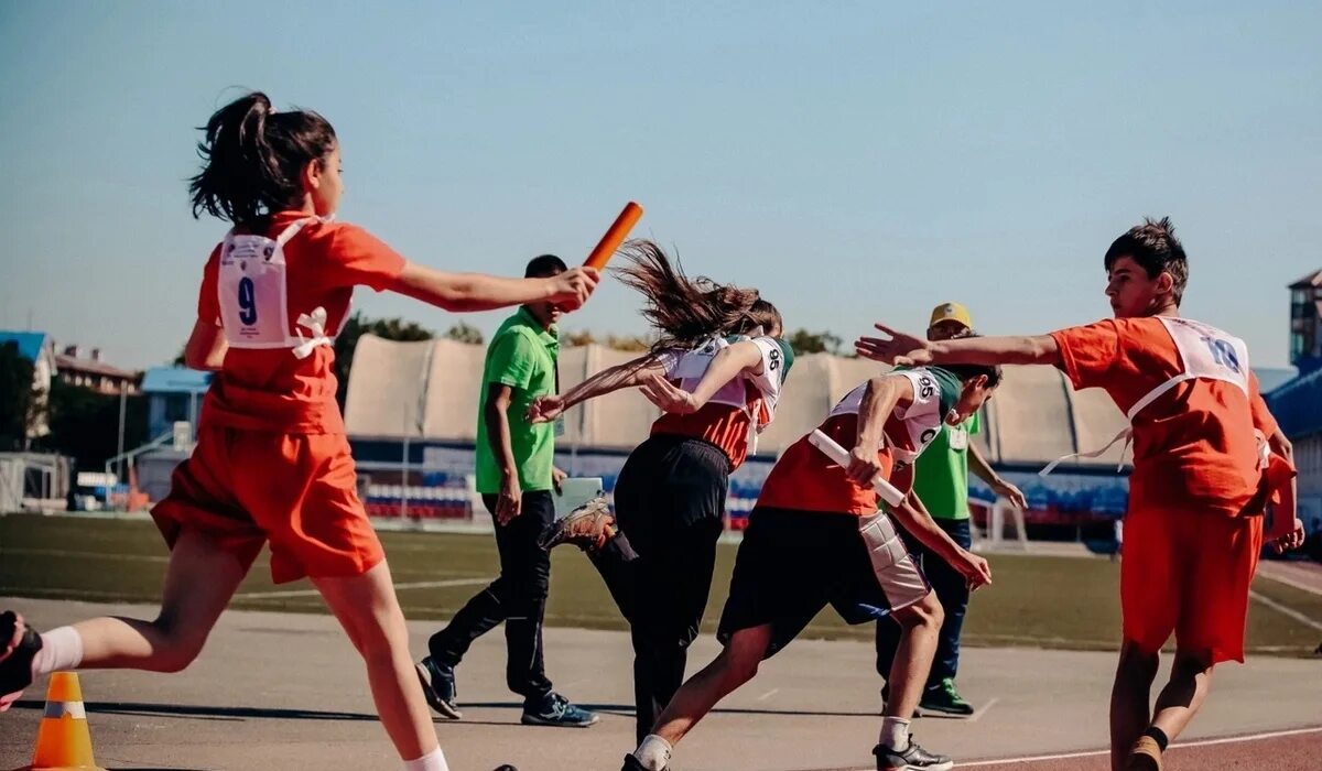 Эстафета вид спорта. Передача эстафетной палочки в легкой атлетике. Эстафетный бег в легкой атлетике передача палочки. Эстафета вид спорта. Эстафета вид спорта.