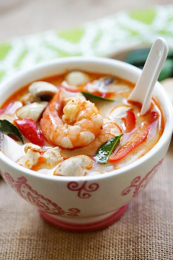 Бон Тхай суп. Суп с морепродуктами. Креветочный суп. Суп с креветками.