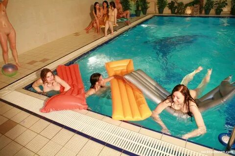 FKK Party im Hallenbad. 