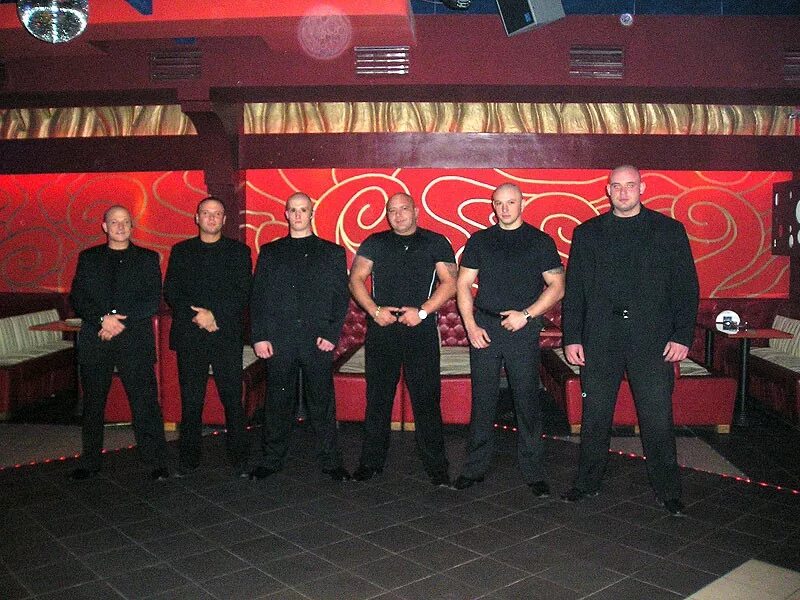 Фейс контроль табличка. Фейс контроль в клубе. Секьюрити фэйс контроль. Фейс контроль что это. Фейс контроль в клубе.