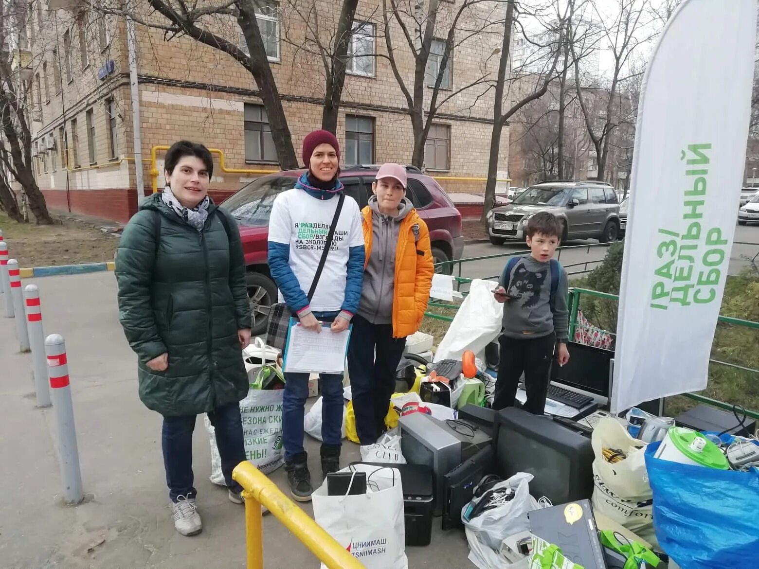 Сбор электрохлама. Волонтеры в СВАО Алексеевский. СВАО технология. Акция сдать ненужную технику.