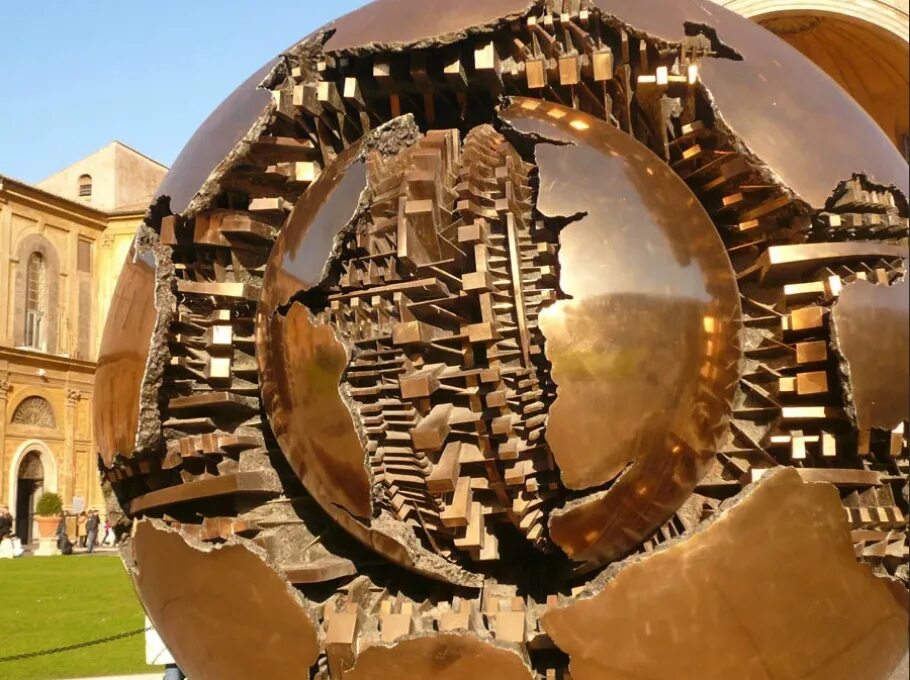 желтые яйца в земле комнатных растений. шарик под землей. шарик под землей. шар солнце. круглые каменные шары на земле франца иосифа.