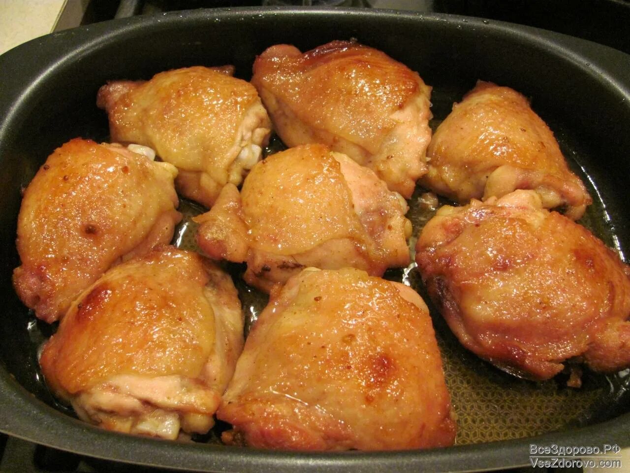Жареные куриные бедра на сковороде. Куриные бёдра на сковороде с подливкой. Как быстро приготовить бедра. Бедро куриное. Вкусный ужин из филе бедра.