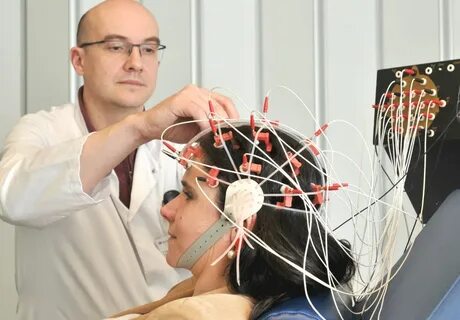Для чего девушки электроэнцефалограф