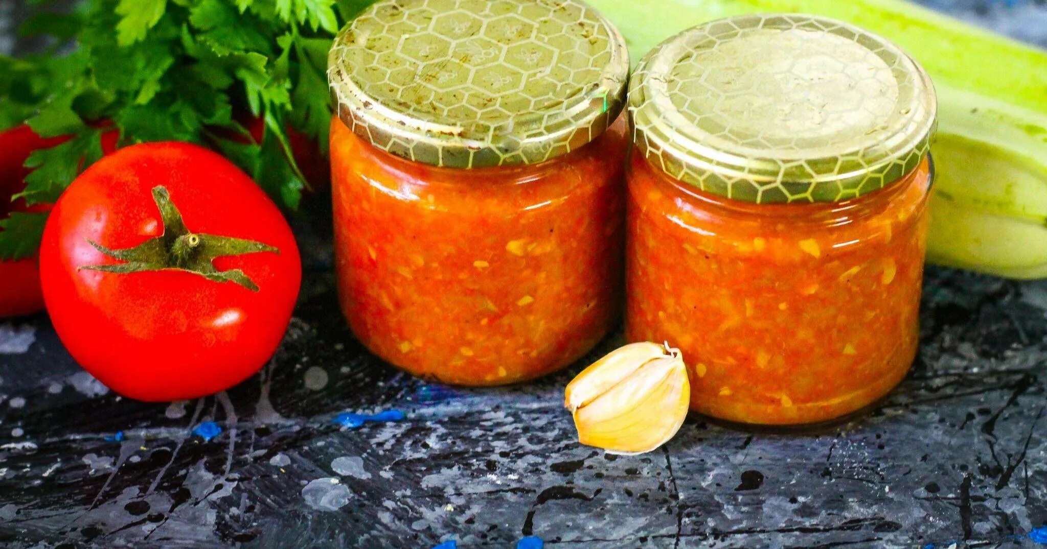 Кабачки с томатной пастой. Кабачковая аджика. аджика из кабачков и помидоров. аджика кабачковая с помидорами. кабачки в аджике.