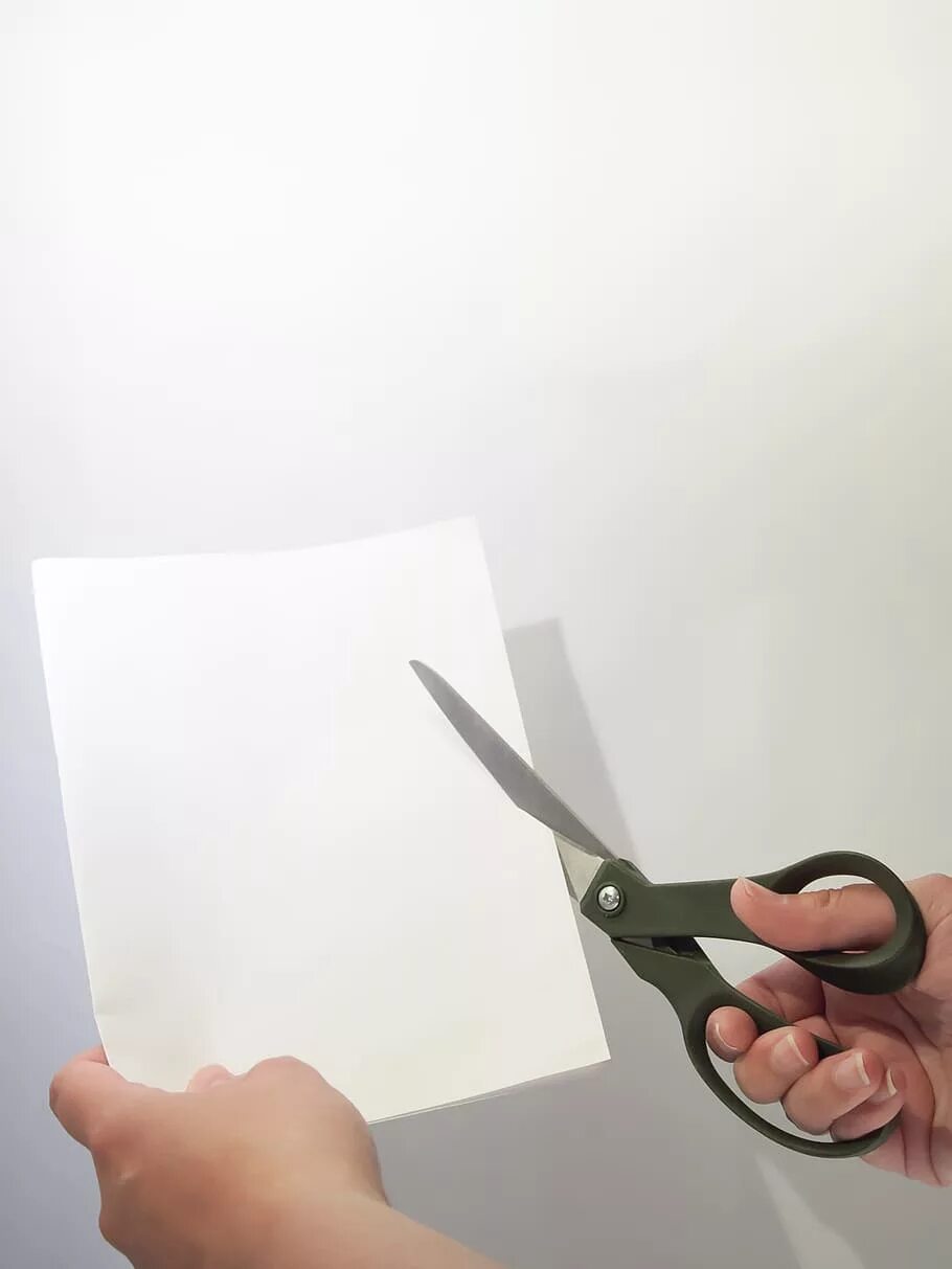 Разрезание бумаги ножницами. Ножницы режут. Отрезать ножницами. Ножницы для бумаги.