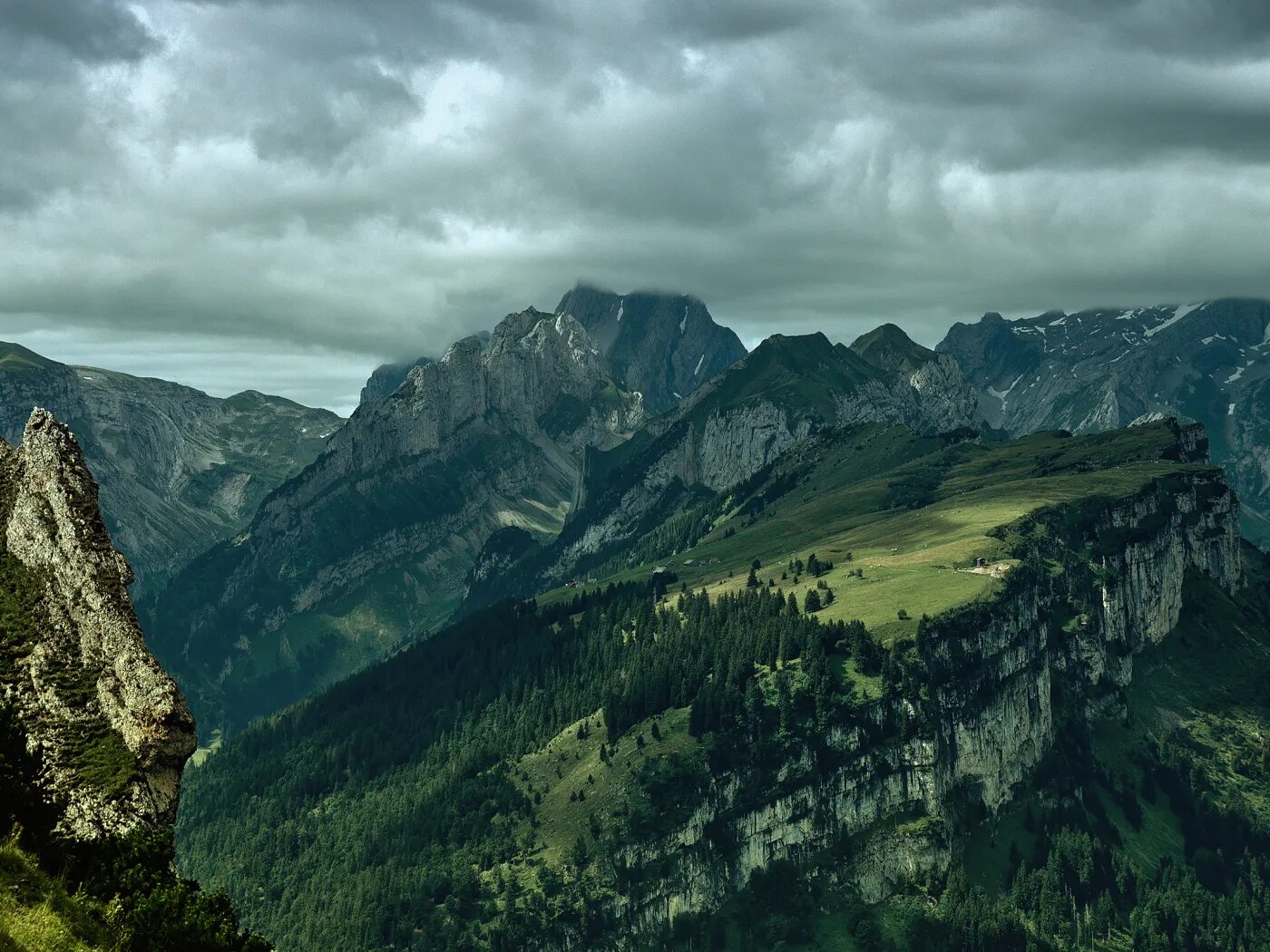 Каменистый ландшафт горы холмы замок Швейцария. Горный хребет Апусени, Румыния. Горы Адыгеи Лагонаки. Горы Улинъюань.