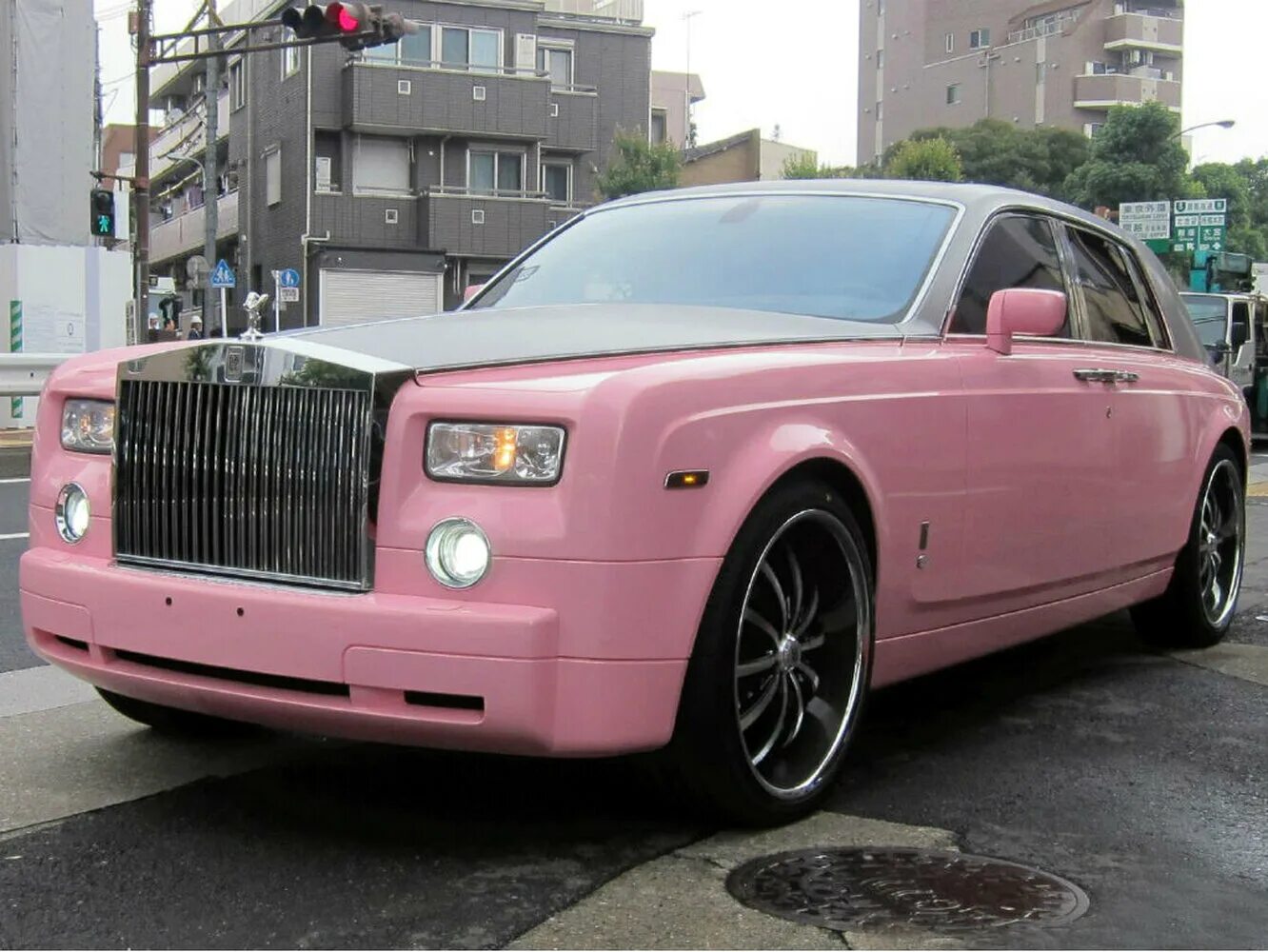 Ройс ройс булкина. Розовый роллс ройс. rolls royce phantom. машина роллс ройс розовый. роллс ройс фантом булкина.