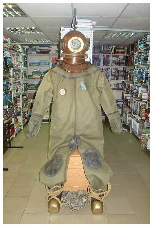 вр-3. скафандр для погружения в воду. тяжелое водолазное снаряжение. гидрокомбинезон волгарь. угк 2 водолазный костюм.