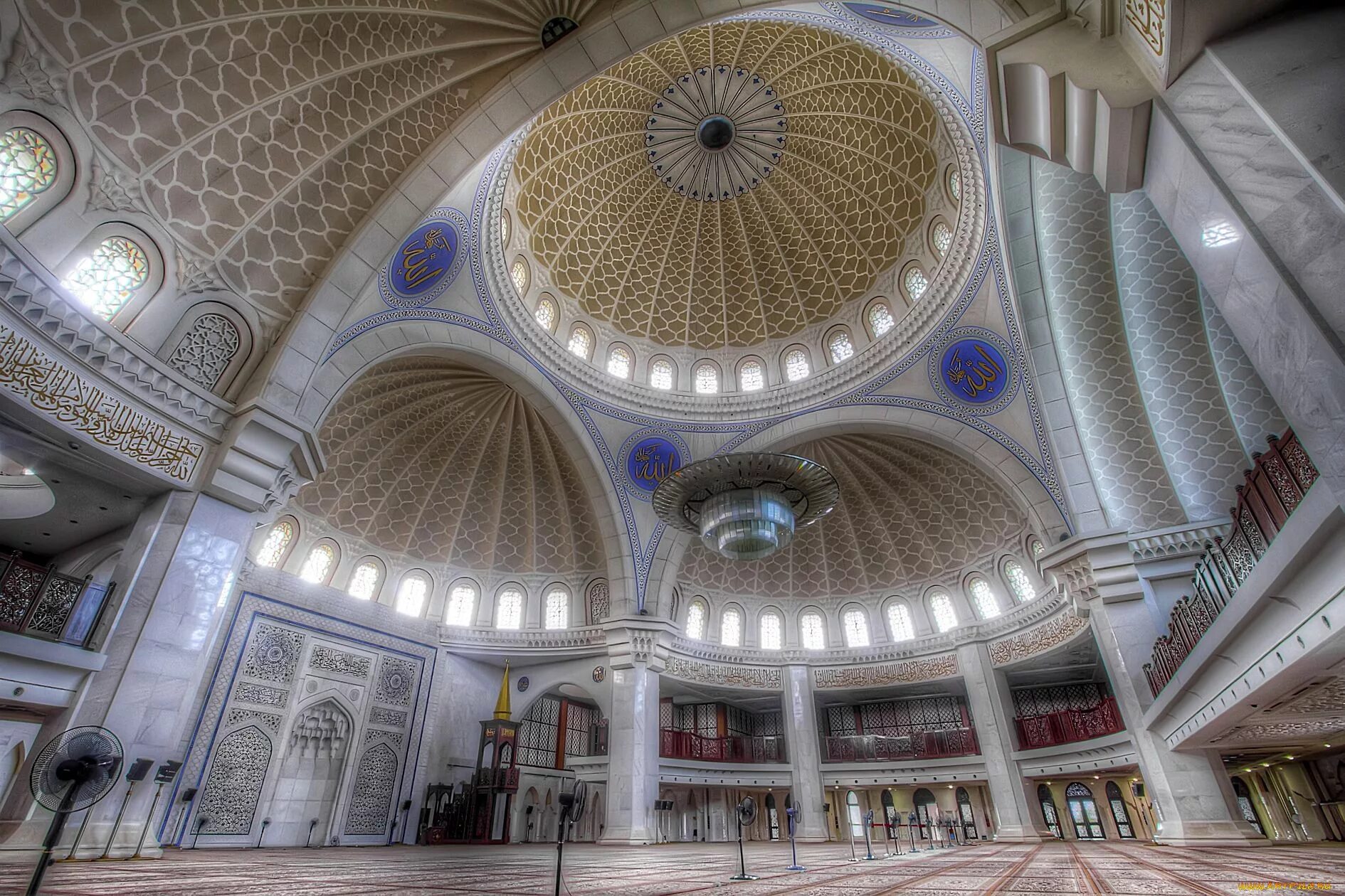Чем украшают мечети. Кристальная мечеть Малайзия. Мечеть Масджид Негара. Мечеть Султана Ахмад шаха Малайзия.