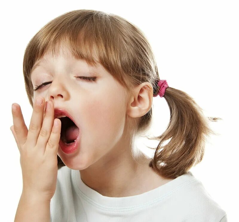Рот устает. Ребенок зевает. Девочка зевает. Дети с открытым ртом. Маленькая девочка с открытым ртом.