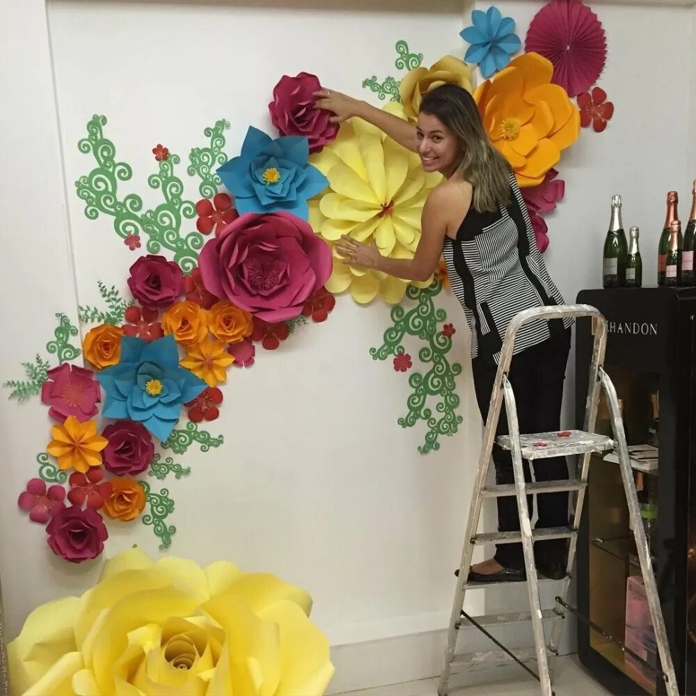 Объемные цветы для украшения зала. Украшение бумажными цветами. Бумажные цветы на стену. Огромные бумажные цветы. Как украсить объемной