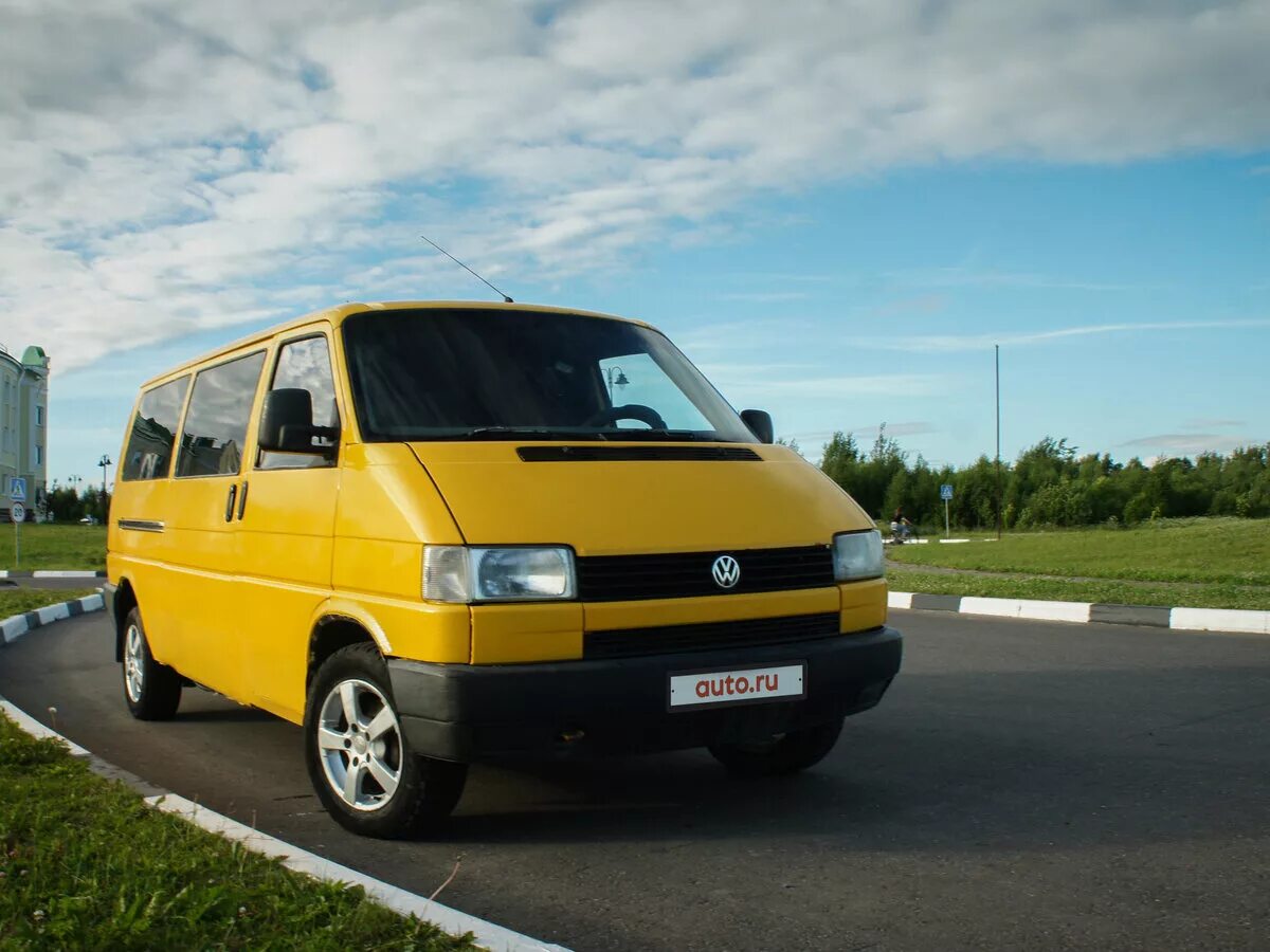 Транспортер т4 в россии. Фольксваген Транспортер т4. Volkswagen Transporter t4 желтый. Volkswagen Transporter t4 Лонг. VW Transporter t4 1997.