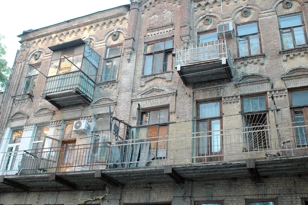 аварийный дом на улице. аварийный дом трещины. ветхий многоквартирный дом. заповедная улица 41. аварийное жилье ростов.