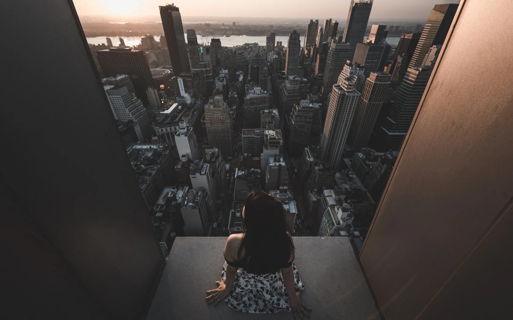 Человек стоит над городом. Красивая девушка на небоскребе. Девушка на фоне многоэтажек. Девушка на фоне небоскребов. Девушка на крыше небоскреба.