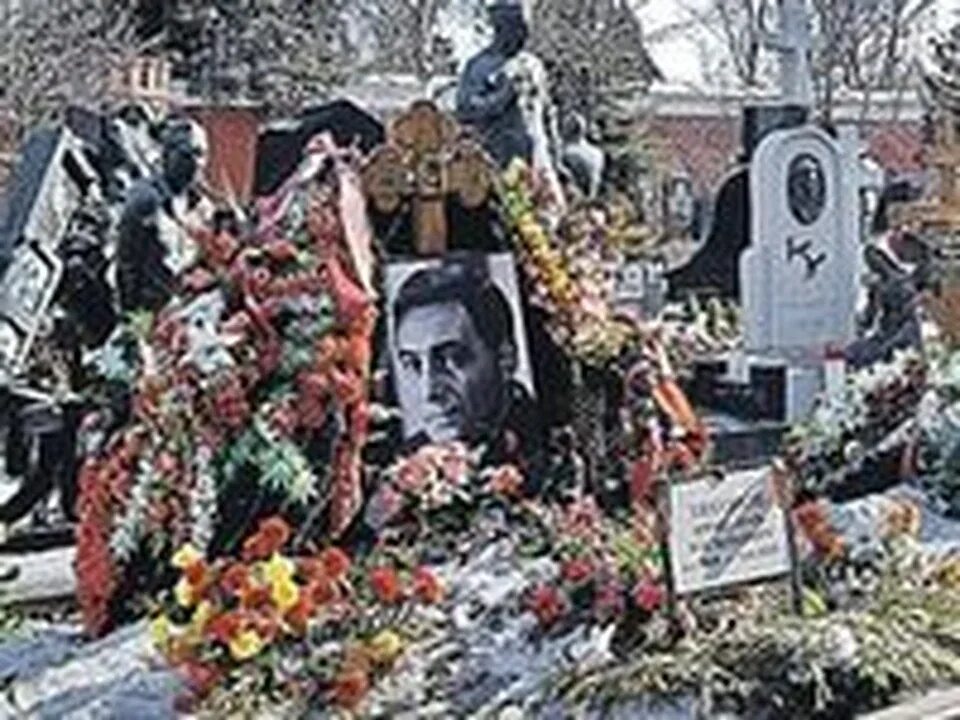 Тихонов похоронен. Могила Вячеслава Тихонова. Похороны Вячеслава Тихонова.