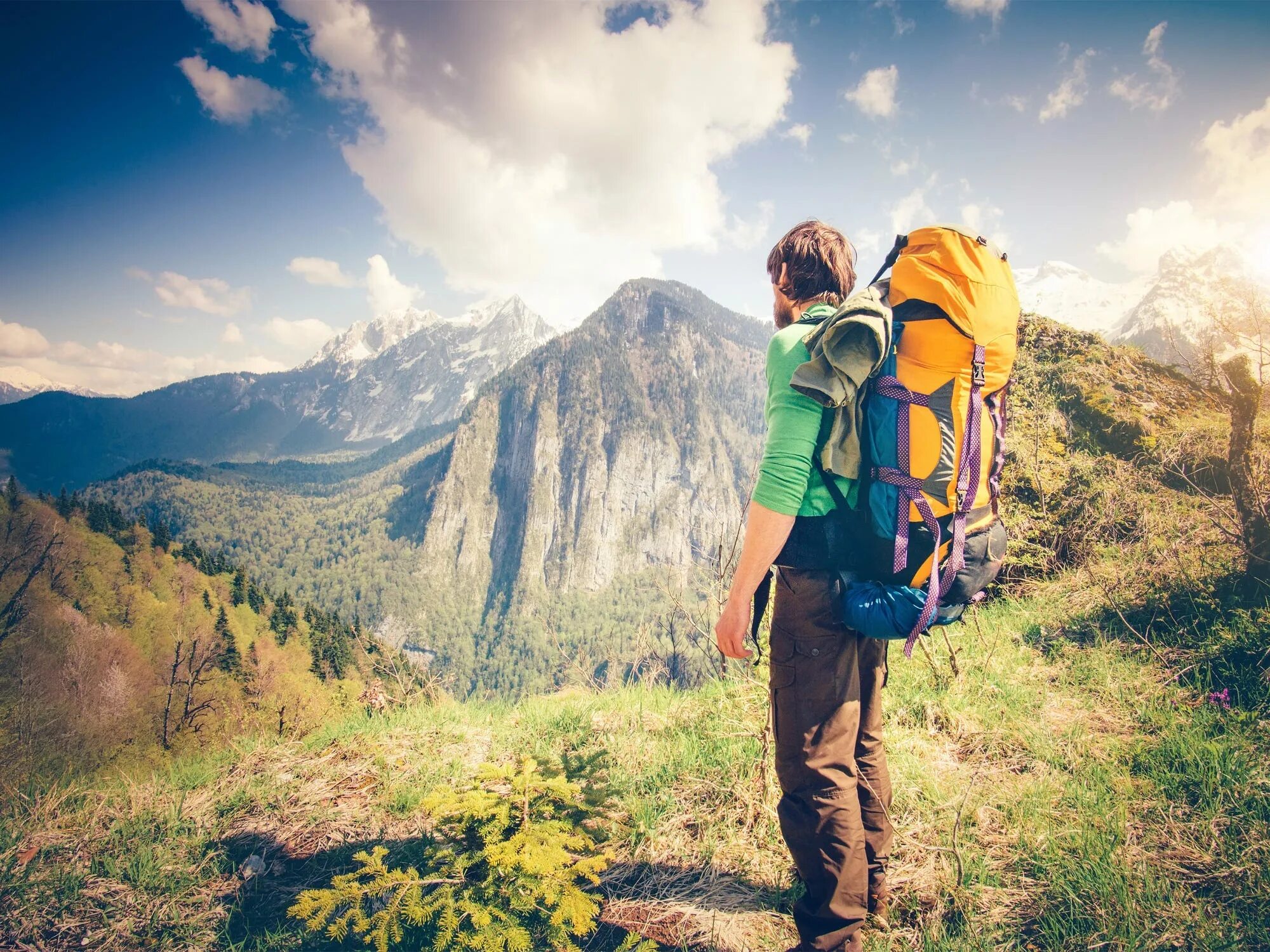 People started travelling. Человек с рюкзаком. Поход в горы. Путешественник с рюкзакоv. Путешественник в горах.