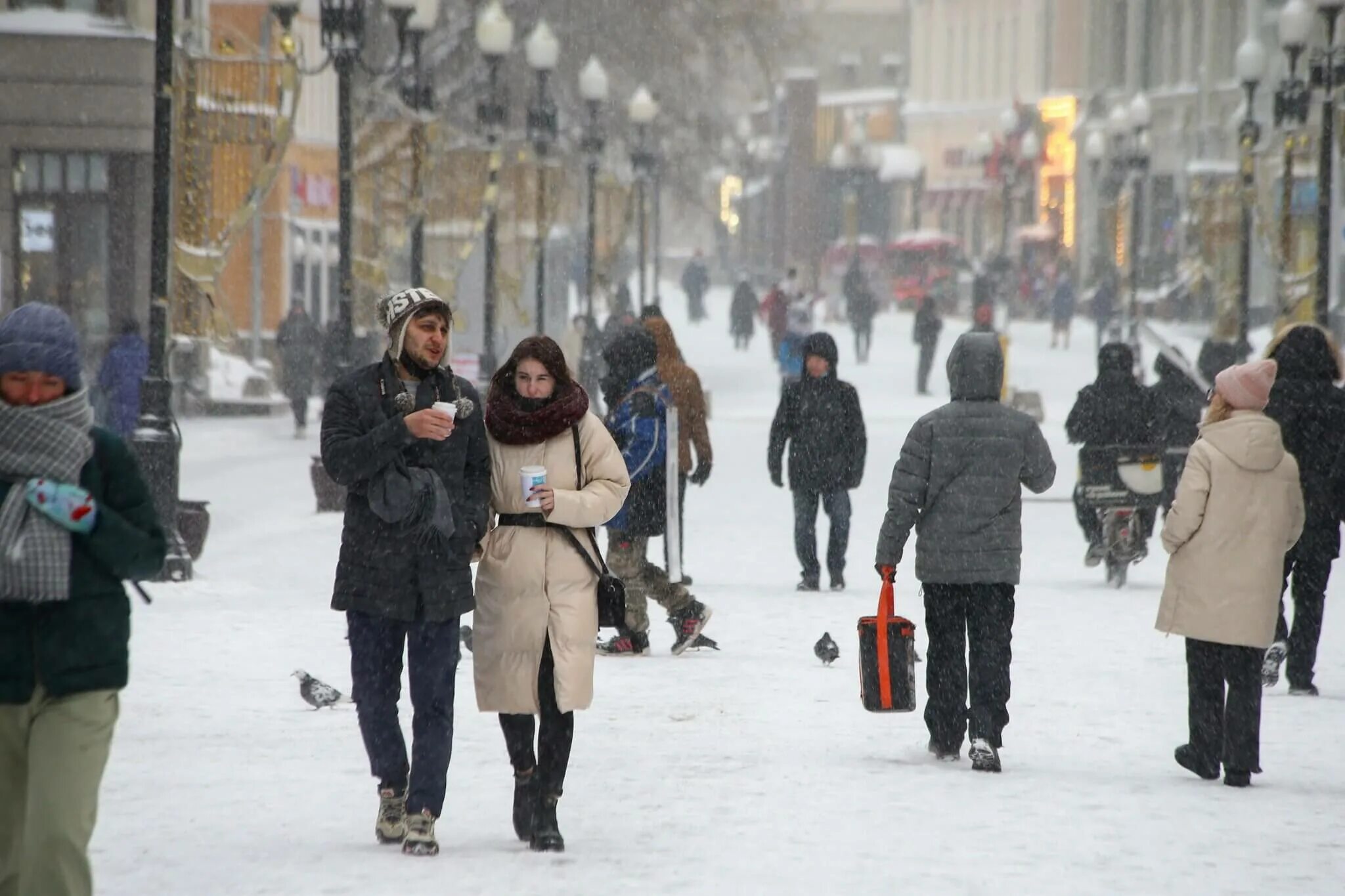Москва зима люди. Морозы в Москве. Россияне зима. Снегопад в Москве.