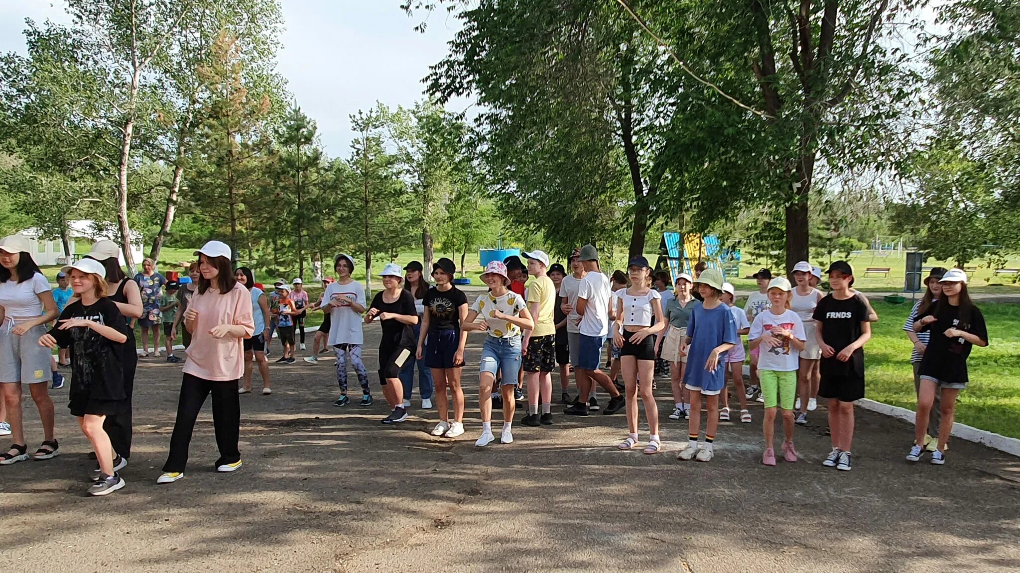 Приезд детей в лагерь. Лагерь будущего. дети приехали в лагерь. лагерь будущего проект. про будущее лагерь.