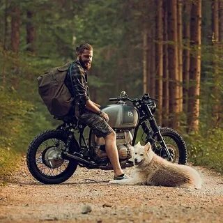 Мотоциклист в лесу