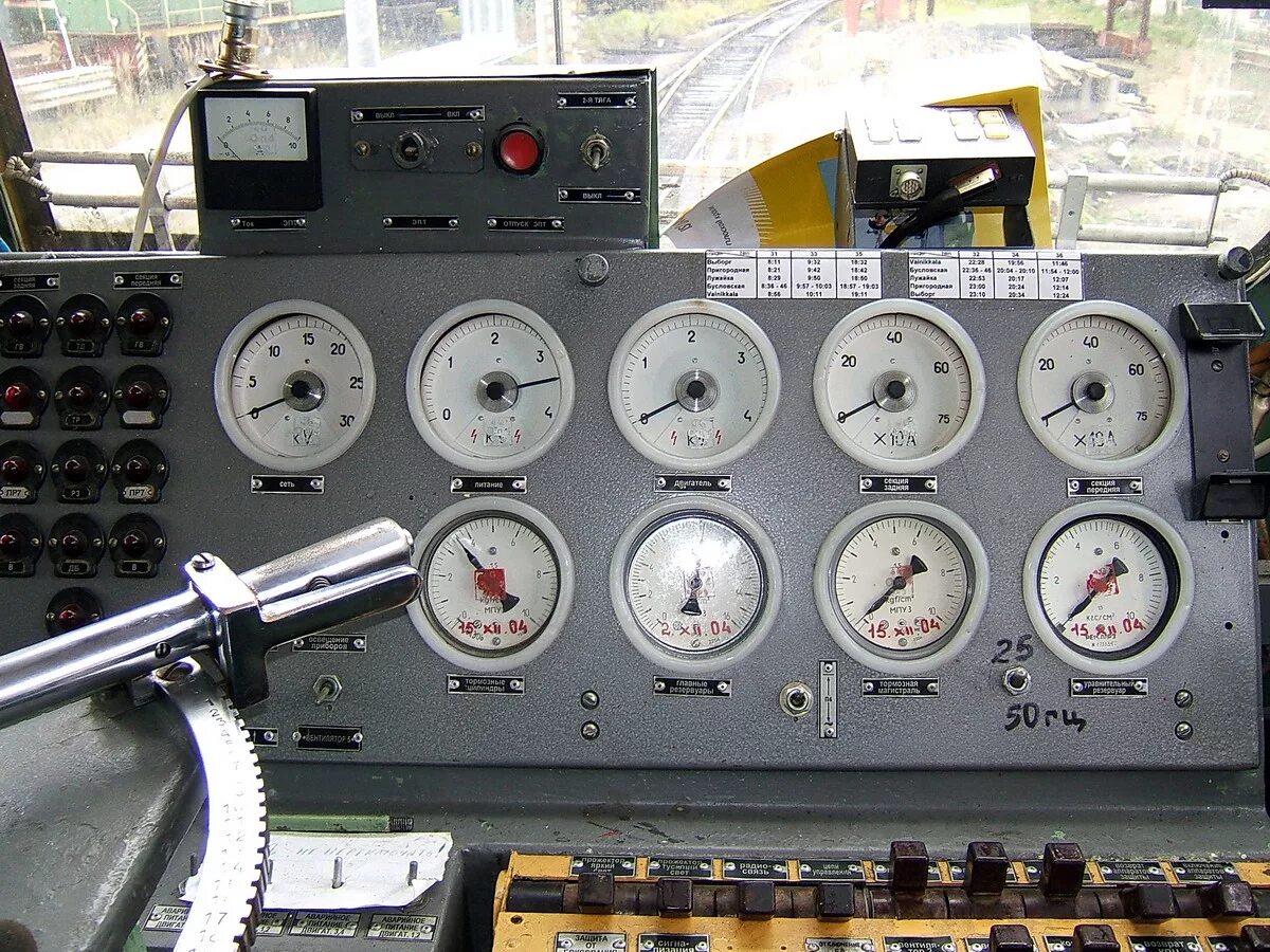 манометры эд4м. приборная панель электровоза вл10. амперметр чмэ3. панель приборов на электровозе вл10. пульт машиниста электровоза вл 80.