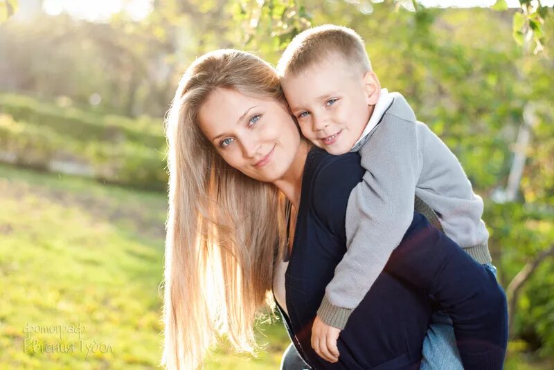 Мальчики в платьях лагерь. Стать девочкой. Любовь между ребенком и мамой. Школьник с родителями. Мальчик стал девочкой.