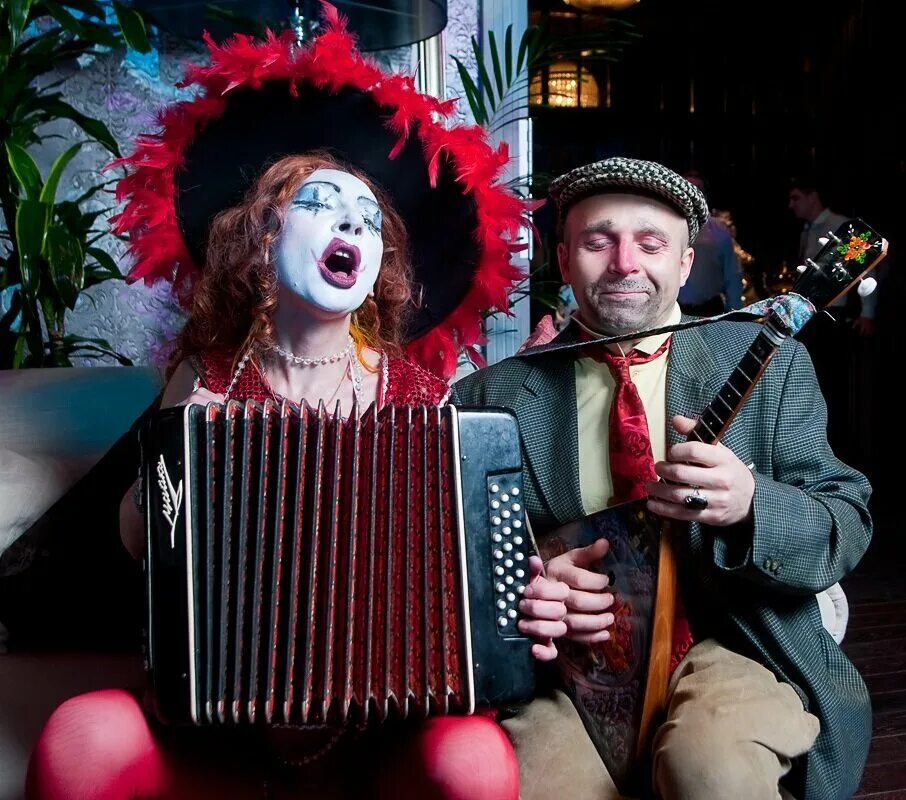 клоун март. мексиканский клоун. малевич паяц и клоун картина. клоун в полный рост. клоуны маршируют.