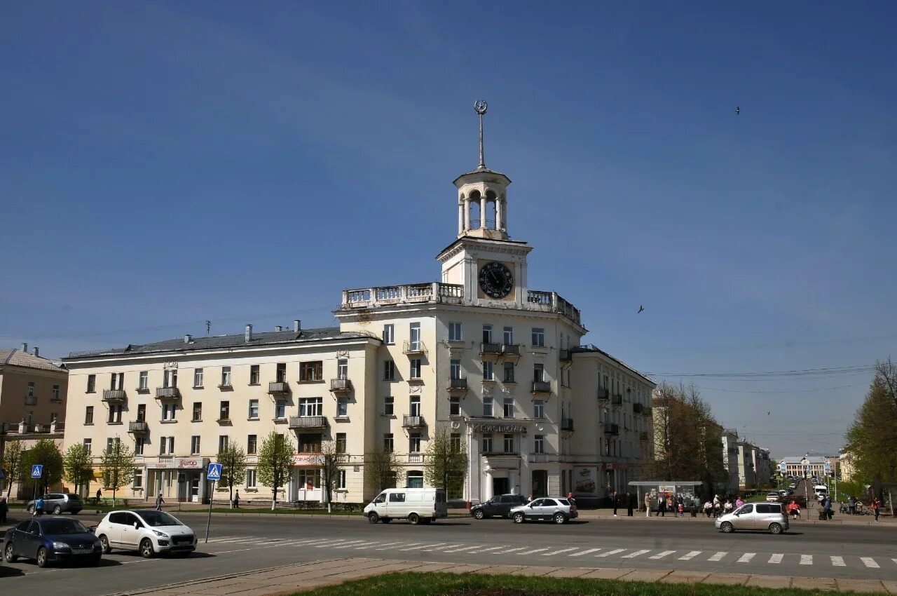 Часы железногорск красноярский. Дом со шпилем железногорск. железногорск площадь ленина. дом с часами железногорск красноярский край. зато железногорск красноярского края набережная.