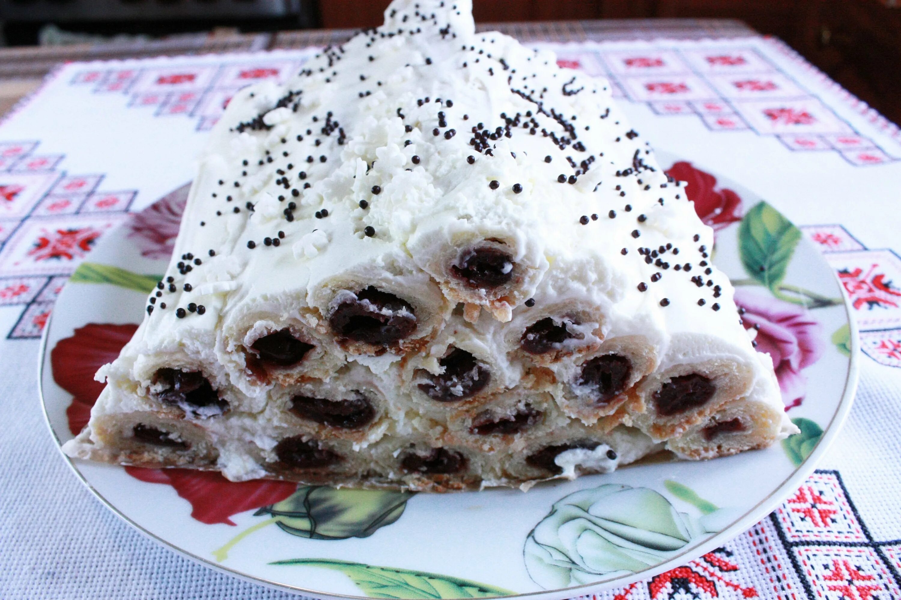 молдавский торт шапка гугуцэ. блинный торт шапка гугуцэ. шапка гугуцэ торт молдавский рецепт. шапка гугуцэ из блинов. шапка гугуцэ молдавский рецепт.