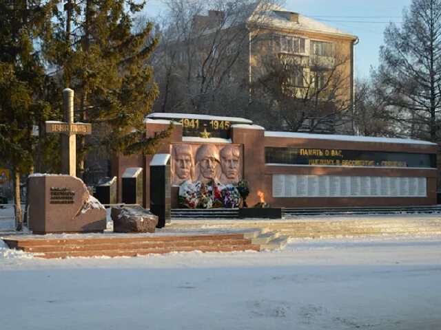 Жизнь южноуральска. Вечный огонь Южноуральск мемориал. Вечный огонь город Южноуральск. Южноуральск достопримечательности города. Город Южноуральск Челябинская область памятник.