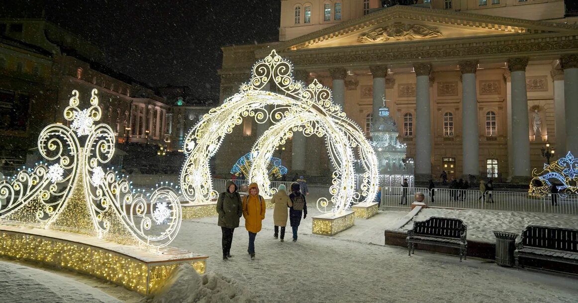 Новогодняя москва. Когда начинают украшать москву к новому году 2024. Украшение москвы к новому году история. Украшенная елка на улице. Новогодние украшения для улицы.
