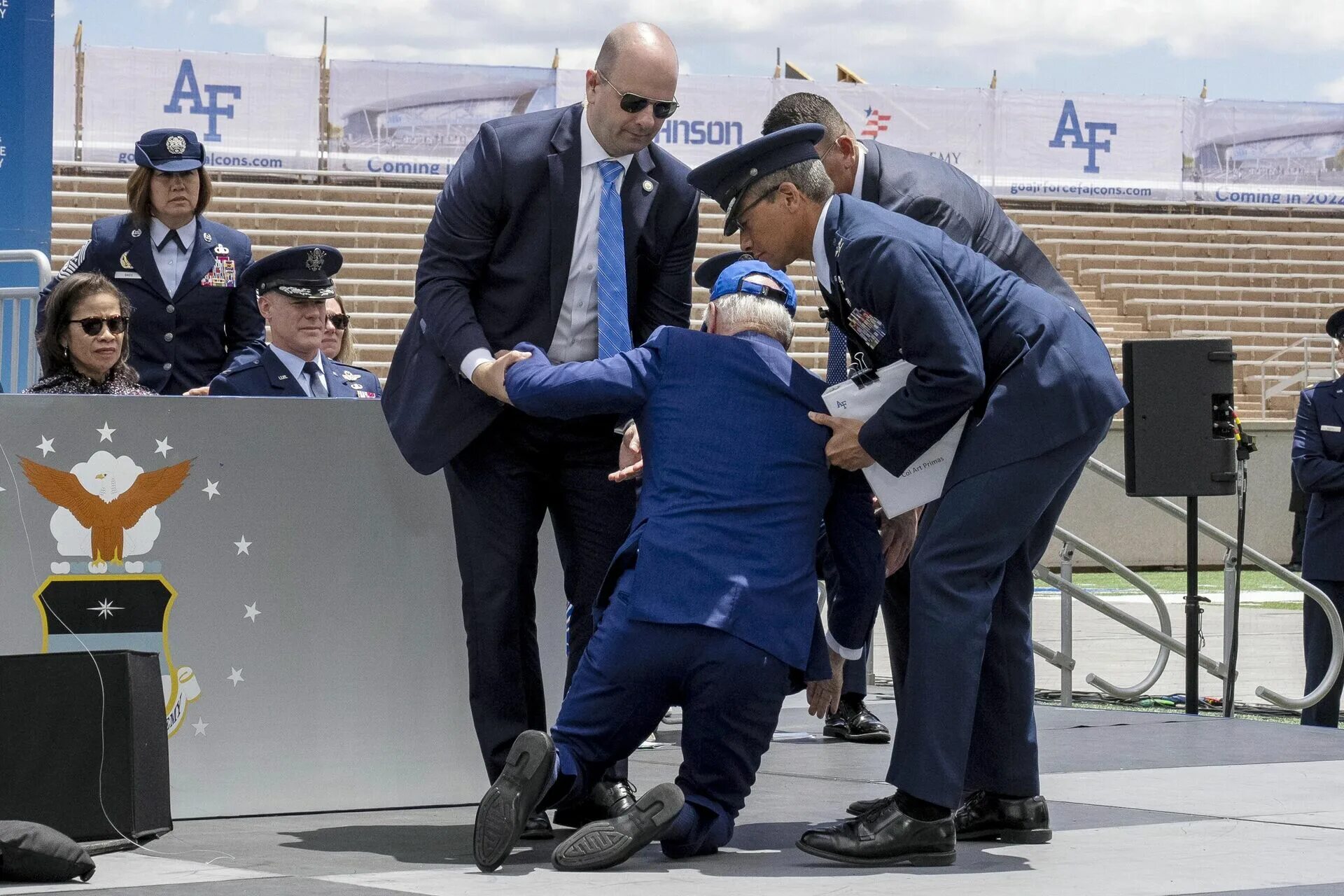 Байден спускается. Joe biden падает. сотрудники секретной службы сша. байден споткнулся.