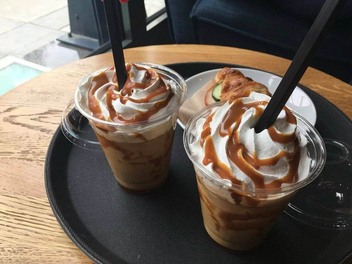 Латте макиато. Латте макиато карамель. Карамельный макиато кофе. Iced Latte Caramel Macchiato. Карамельный раф