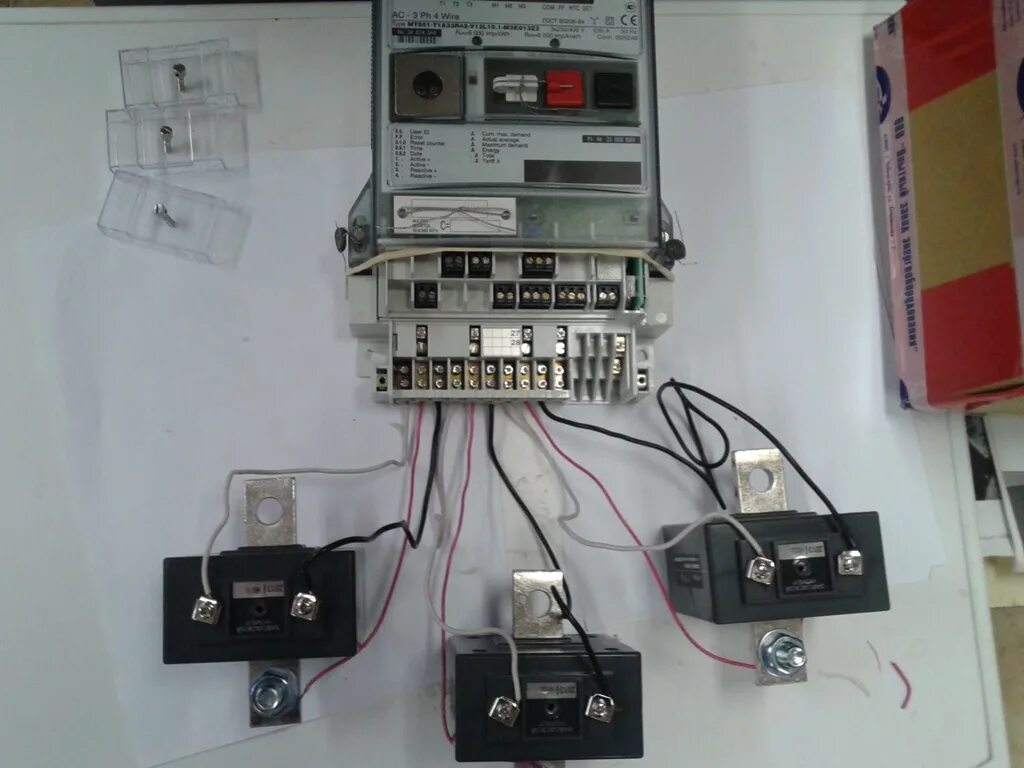 Какие измерительные приборы соединены в электрическом счетчике. Трансформаторы тока для электросчетчиков Меркурий 230. Счетчик Меркурий 230 через трансформаторы тока. Трансформатор тока для счетчика трехфазного Меркурий 230. Счетчик 3 фазный Меркурий через трансформаторы тока.