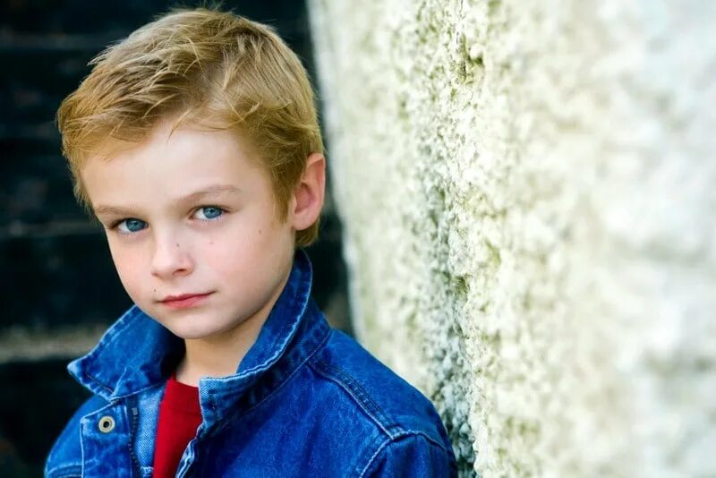 Маккензи фой. Колби кентербери. Молодой крошечный. Молодой крошечный. Фил коллинз молодой.