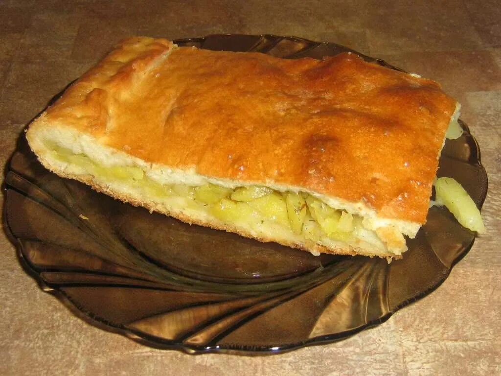Сколько времени печь пирог с картошкой. Пирог с картошкой. пирог из картошки. пирог с картофелем и луком. пирог с капустой и мясом в духовке.