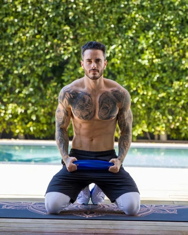 Mike jay posta. Mike chabot +18. Mike munich. Майк миноуг. Виды майк.