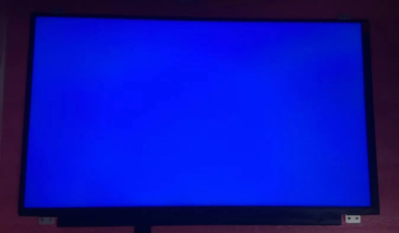 Синий монитор. На экране телевизора синий цвет. Синий экран телевизора. Синий оттенок на экране компьютера. Монитор синего цвета экран.