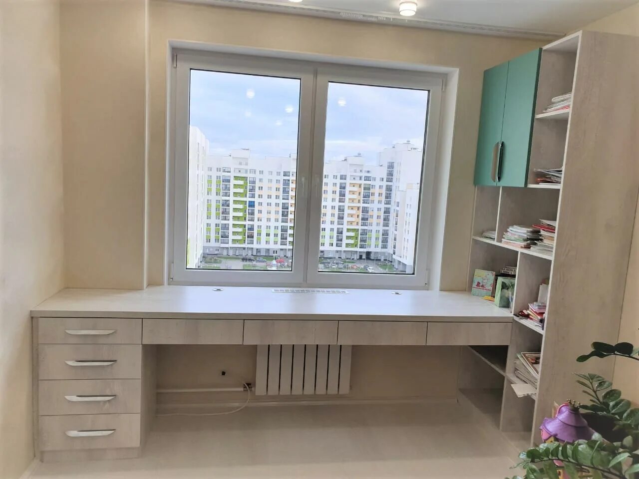 Письменный стол вдоль окна. Письменный стол у окна. Письменный стол под окном. Стол под окно в комнате. Стол под окно в комнате.