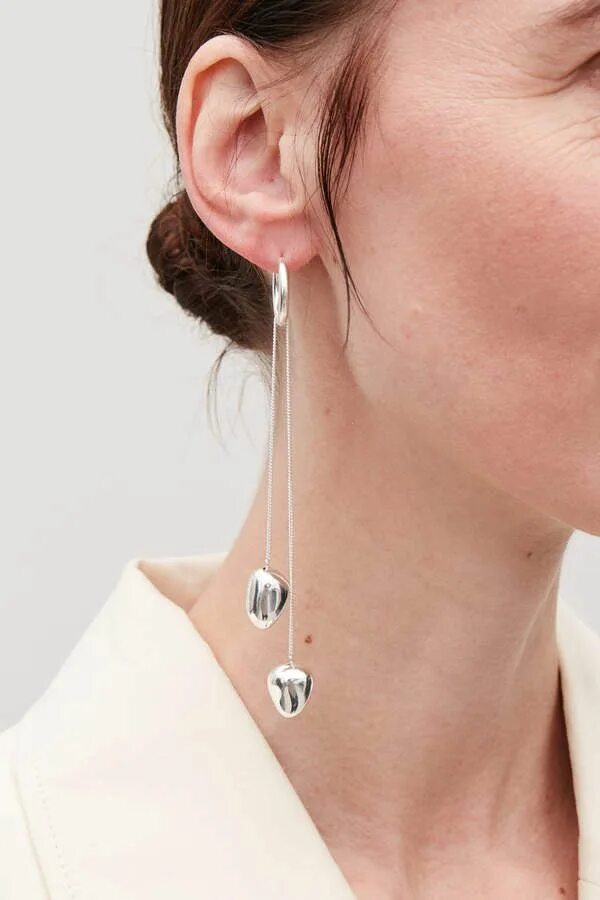 Cos серьги. Серьги cos. серьги серебристые геометричные. chain earrings. большие золотые серьги cos как носить.