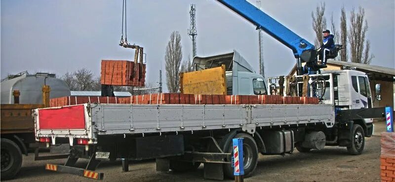 Манипулятор кирпич. Кирпич на манипуляторе. Манипулятор кирпич. Маленькиманипулятор для кирпича. Перевозка кирпича манипулятором.